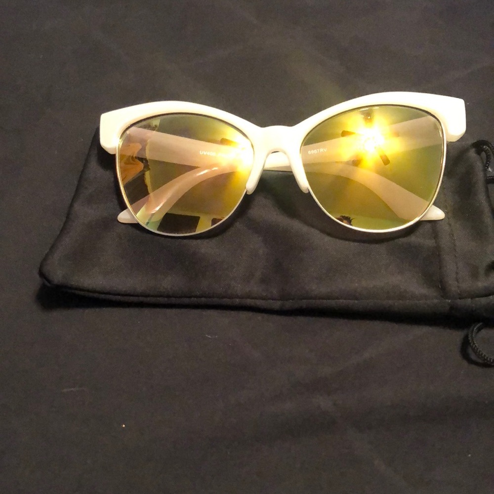 Cream Sunglasses with yellowish lense